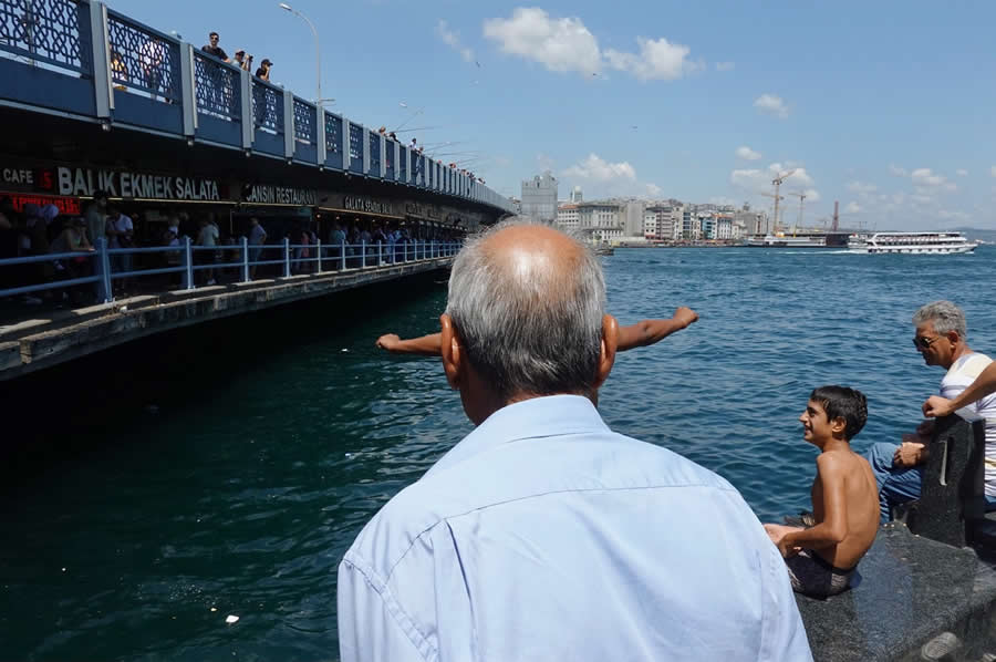 Street Photos by Tavepong Pratoomwong That Show the Importance of Timing and Composition