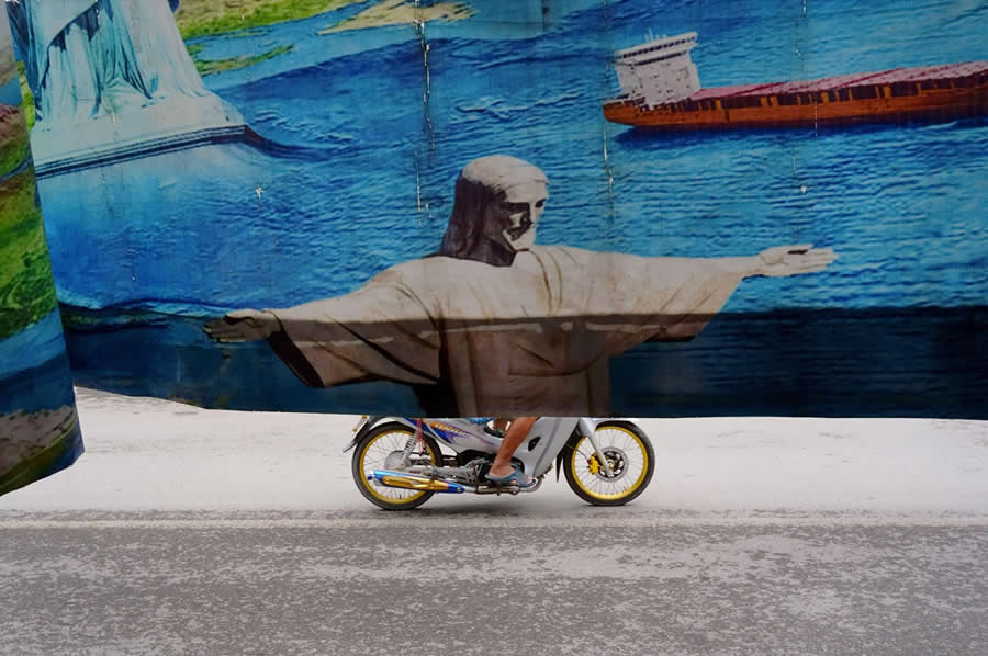 Street Photos by Tavepong Pratoomwong That Show the Importance of Timing and Composition