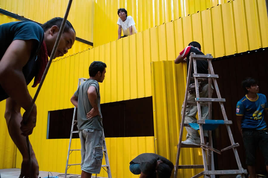 Street Photos by Tavepong Pratoomwong That Show the Importance of Timing and Composition