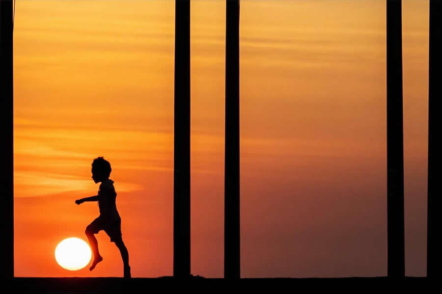 Street Photos by Tavepong Pratoomwong That Show the Importance of Timing and Composition