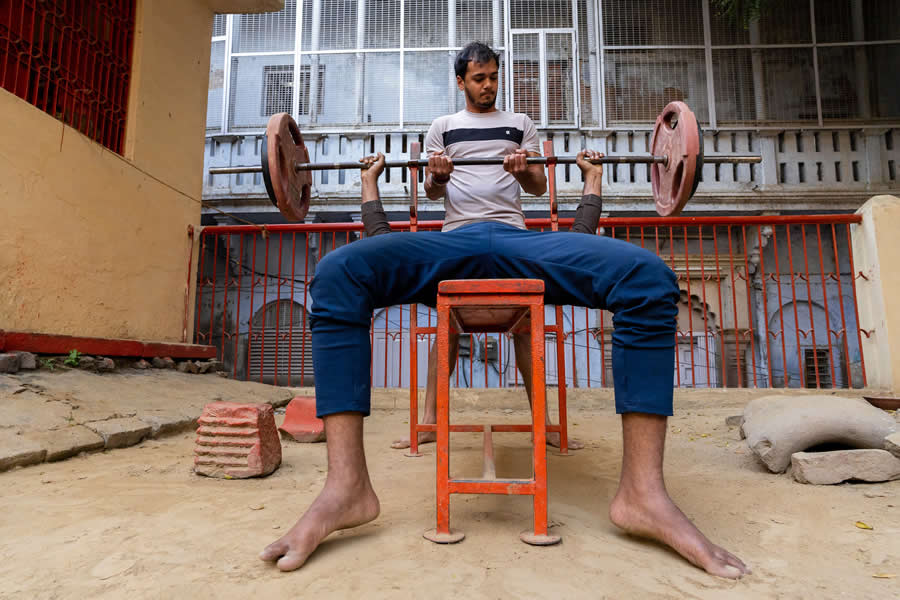 Street Photos by Tavepong Pratoomwong That Show the Importance of Timing and Composition