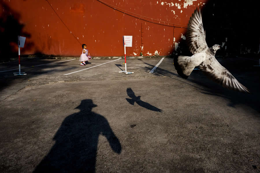 Street Photos by Tavepong Pratoomwong That Show the Importance of Timing and Composition