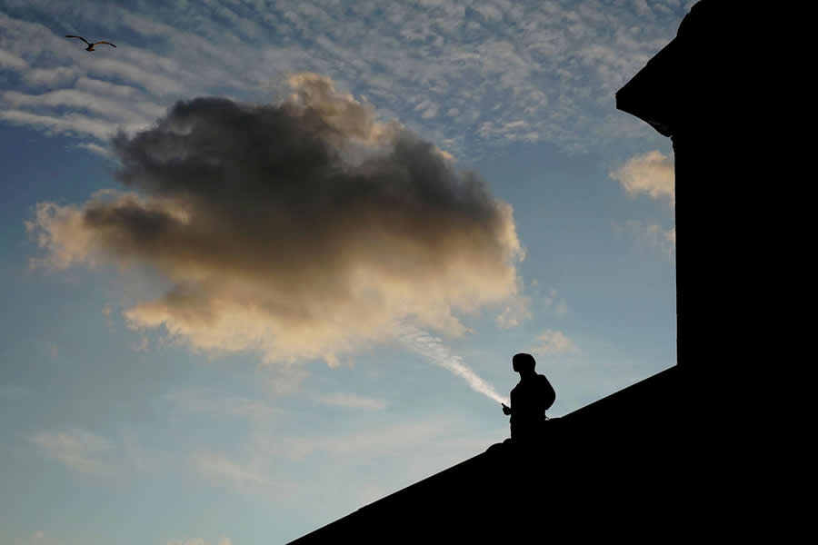 Street Photos by Tavepong Pratoomwong That Show the Importance of Timing and Composition