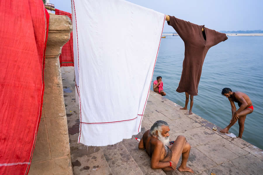 Street Photos by Tavepong Pratoomwong That Show the Importance of Timing and Composition