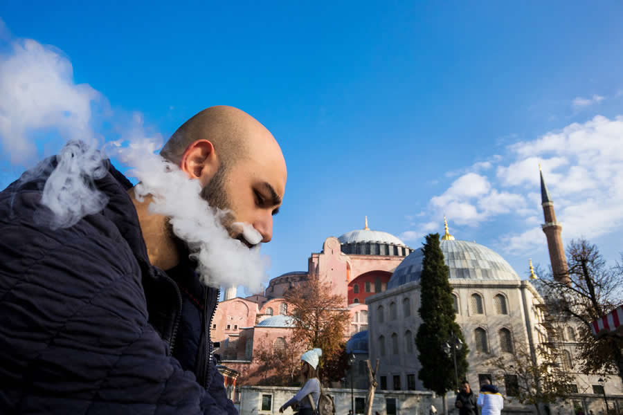 Street Photos by Tavepong Pratoomwong That Show the Importance of Timing and Composition