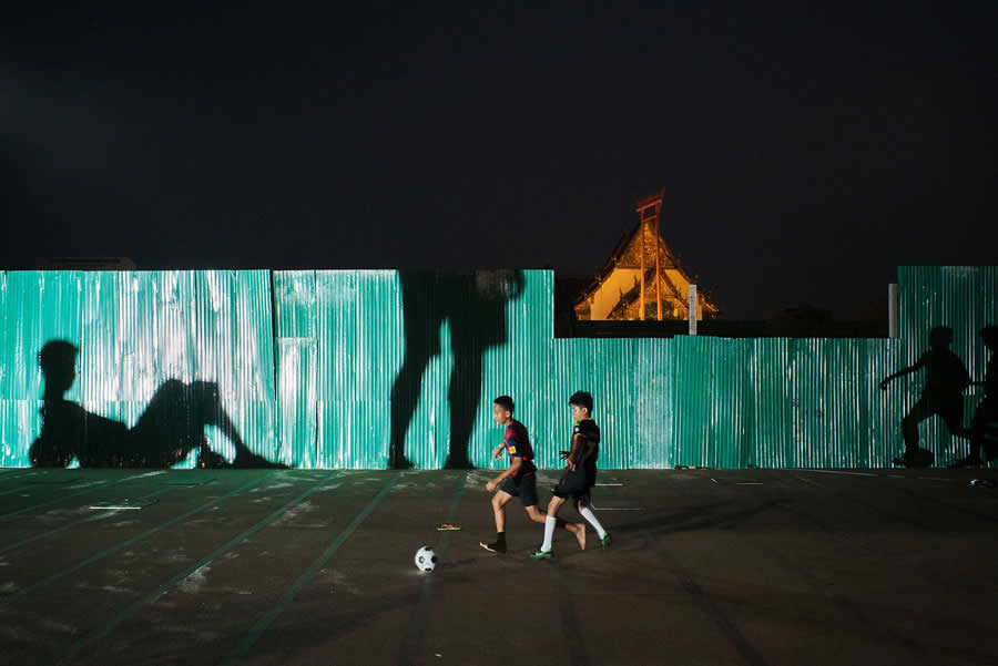 Street Photos by Tavepong Pratoomwong That Show the Importance of Timing and Composition