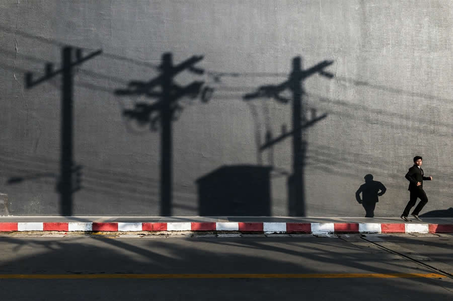 Street Photos by Tavepong Pratoomwong That Show the Importance of Timing and Composition
