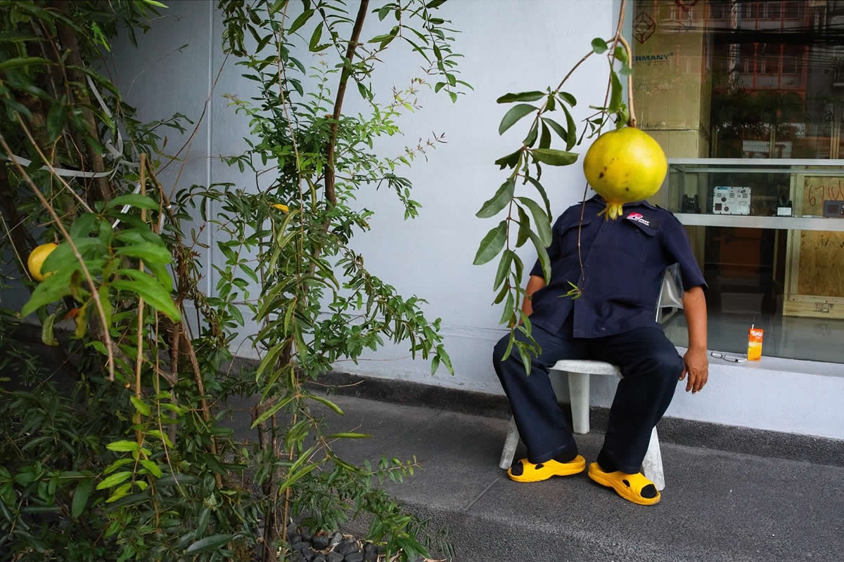 Street Photos by Tavepong Pratoomwong That Show the Importance of Timing and Composition