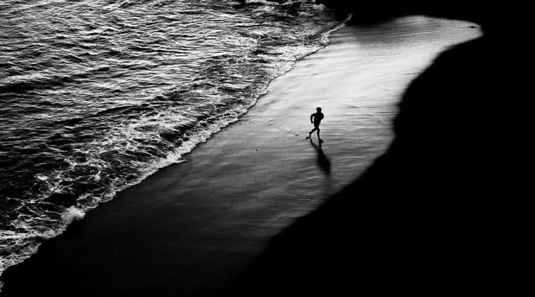 Black and White Photos That Turn Fleeting Moments Into Visual Poetry