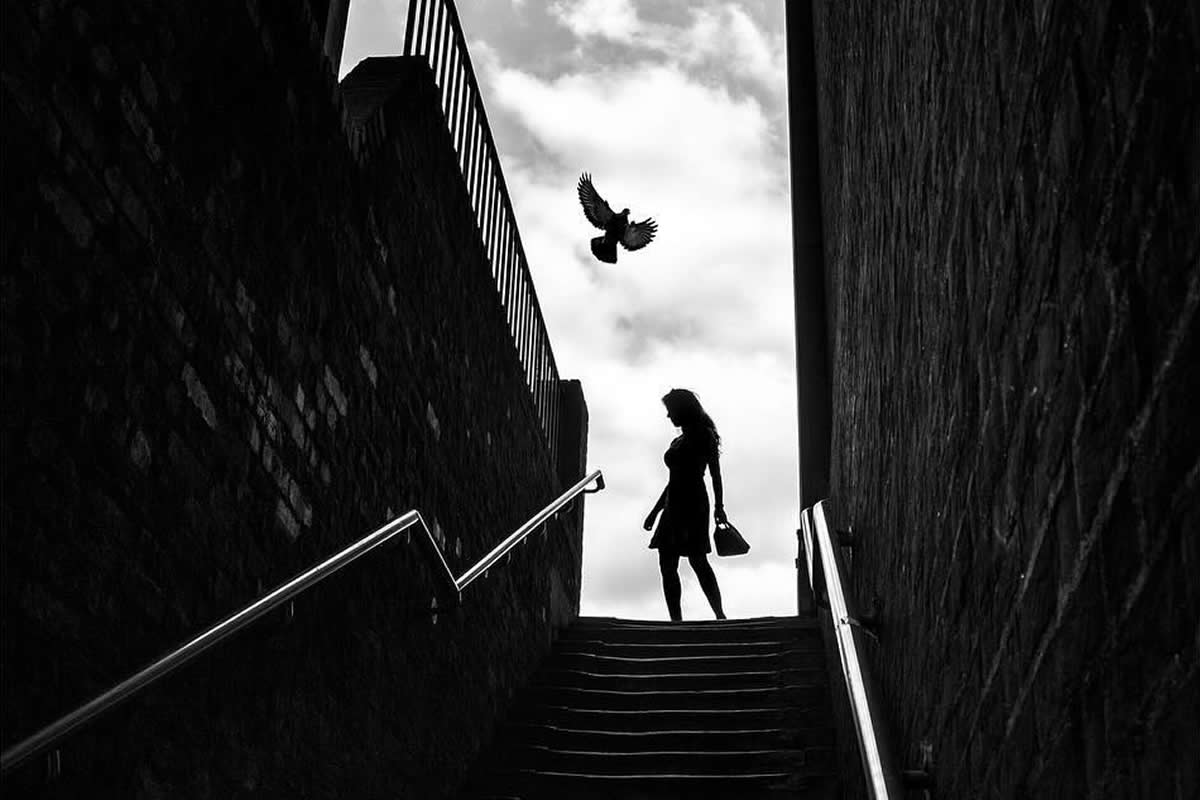 Black and White Street Photos That Reveal Urban Life with Artful Vision