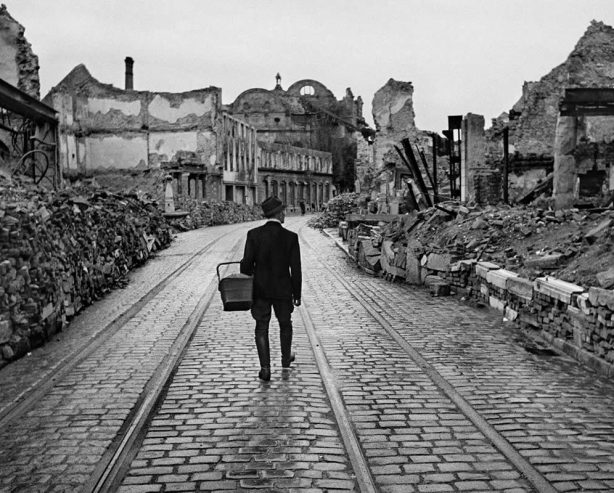 33 Iconic Monochrome Photographs That Changed How We See the World