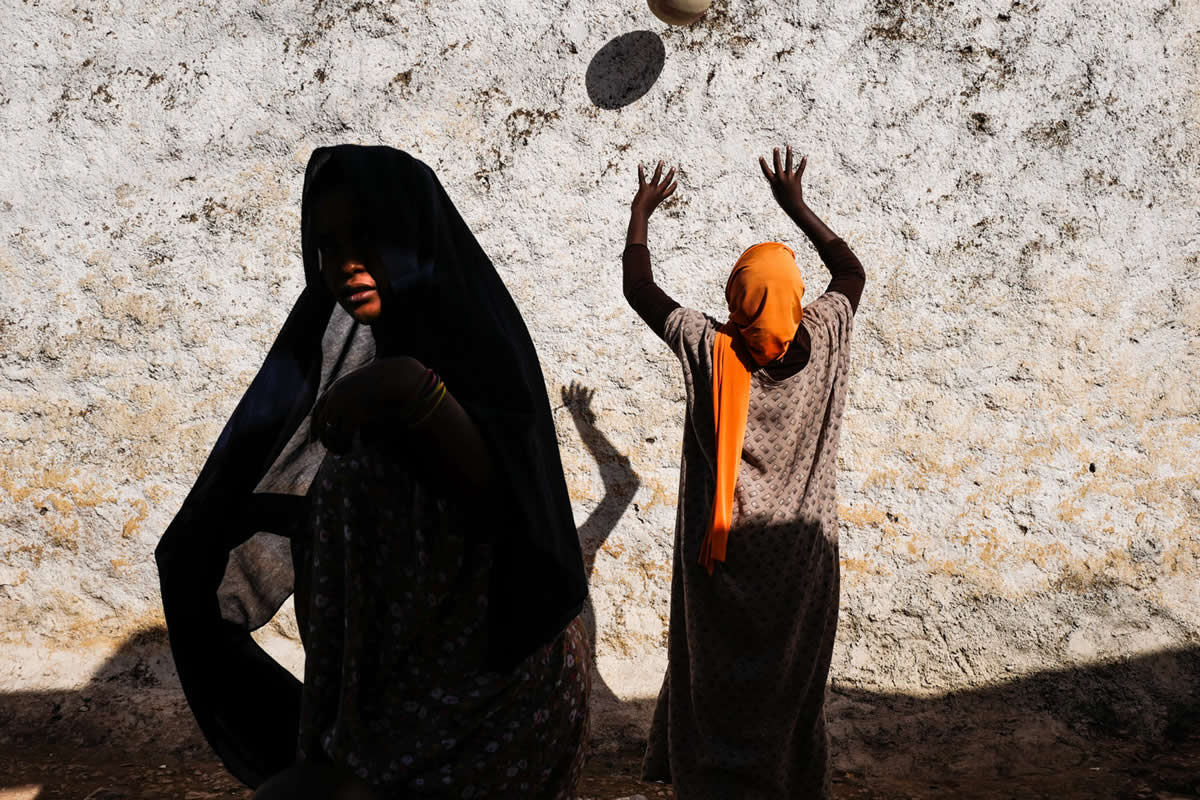 30 Powerful Street Photos by Andrea Torrei That Reveal the Stories of Everyday Life