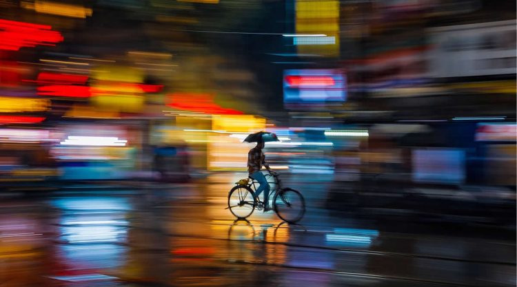 Vibrant Street Photos That Turn Everyday Urban Moments Into Stunning Works of Art