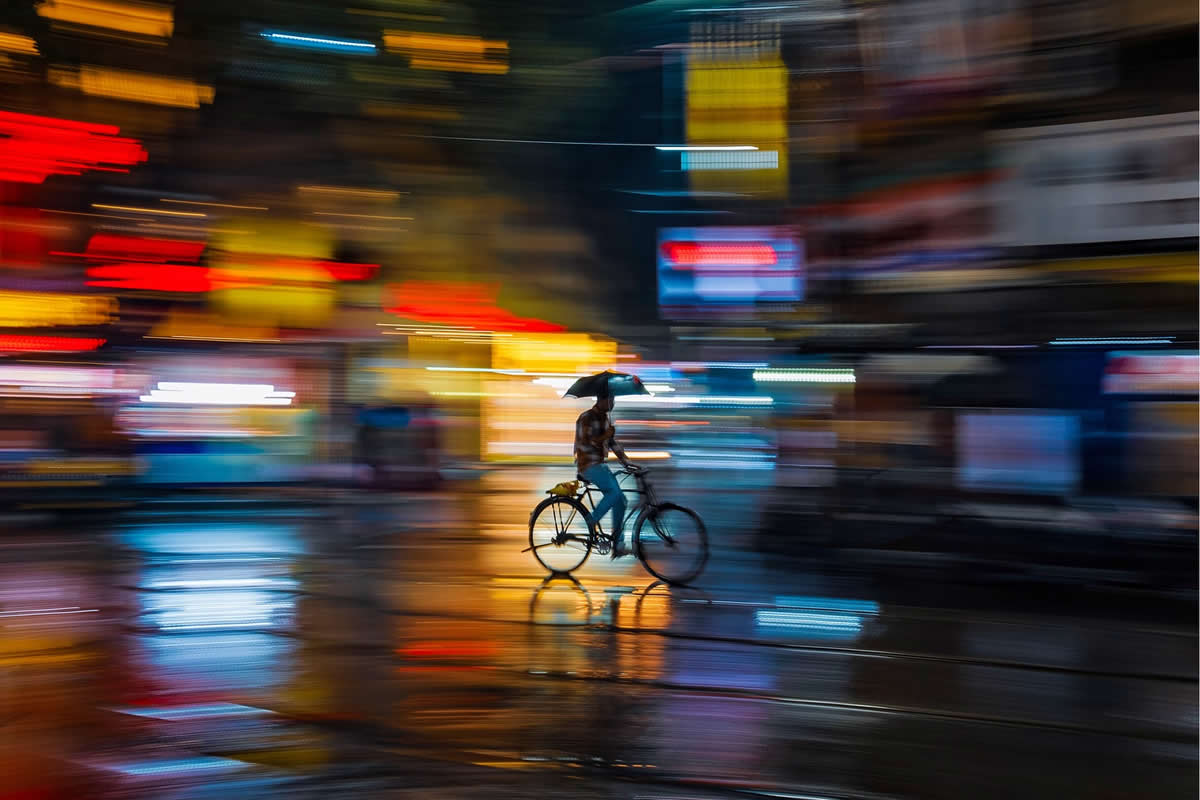 30 Vibrant Street Photos That Turn Everyday Urban Moments Into Stunning Works of Art
