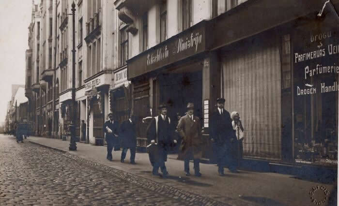 Timeless Photos That Show the World as It Was 100 Years Ago