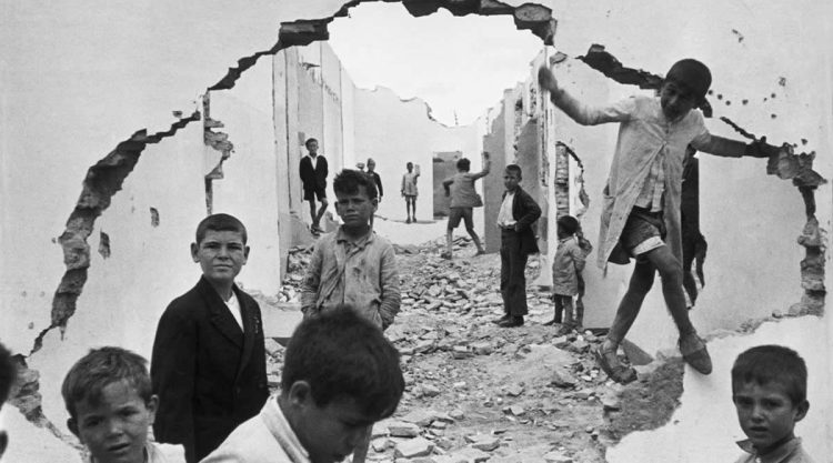 Iconic Black-and-White Photographs by Legendary Photographers