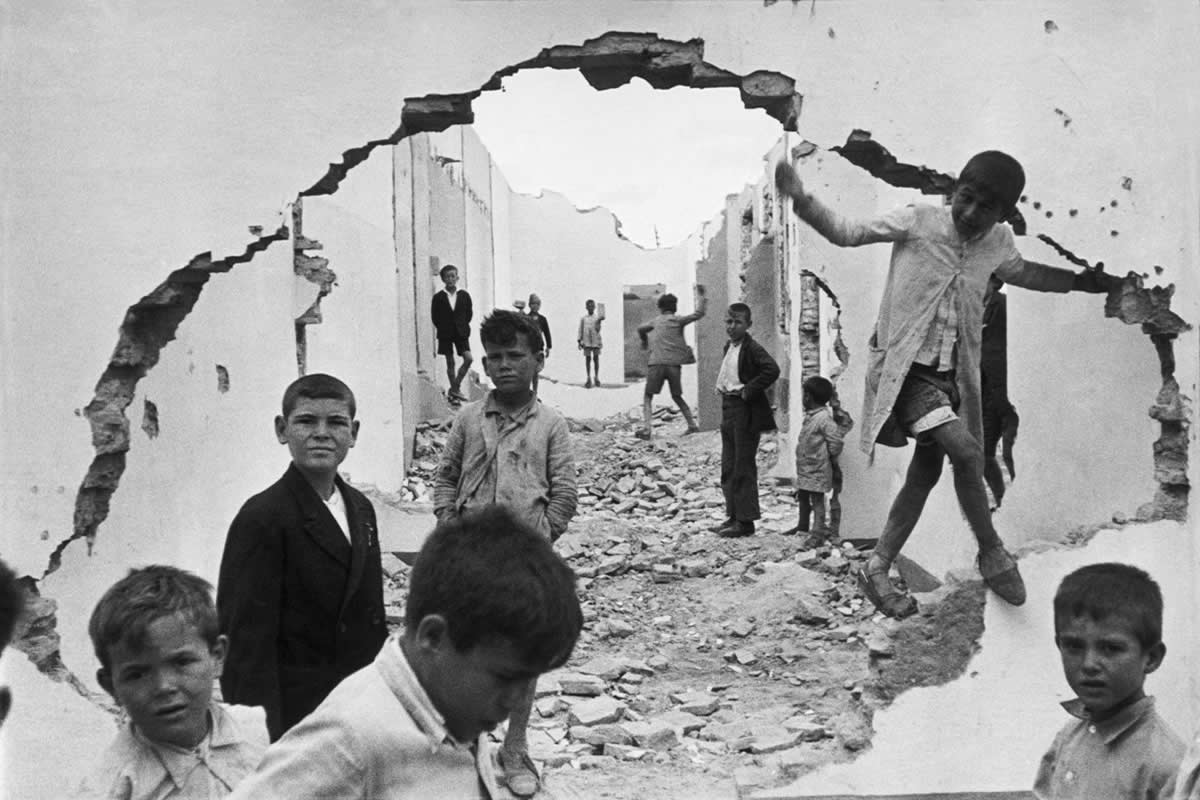 Iconic Black-and-White Photographs by Legendary Photographers