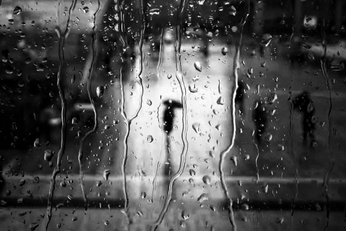 30 Black and White Street Photos by Andrew Gimblet That Transform Fleeting Moments into Art