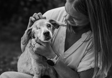 Heartfelt Photos That Capture the Last Goodbyes Between Pets and Owners