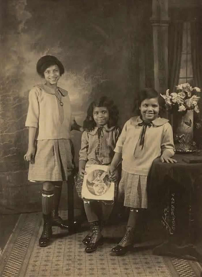 Historic Photos That Show How the World Looked 100 Years Ago