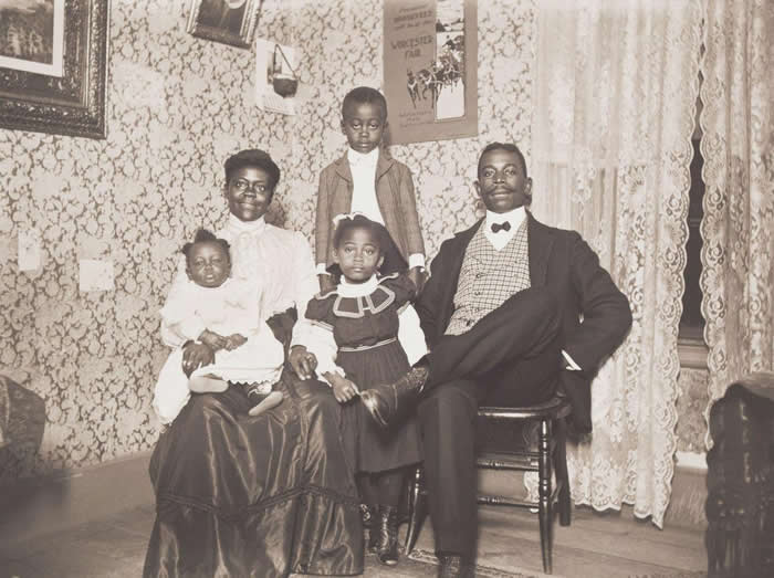 Historic Photos That Show How the World Looked 100 Years Ago