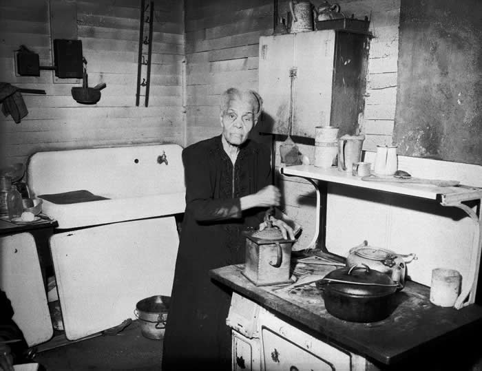 Historic Photos That Show How the World Looked 100 Years Ago