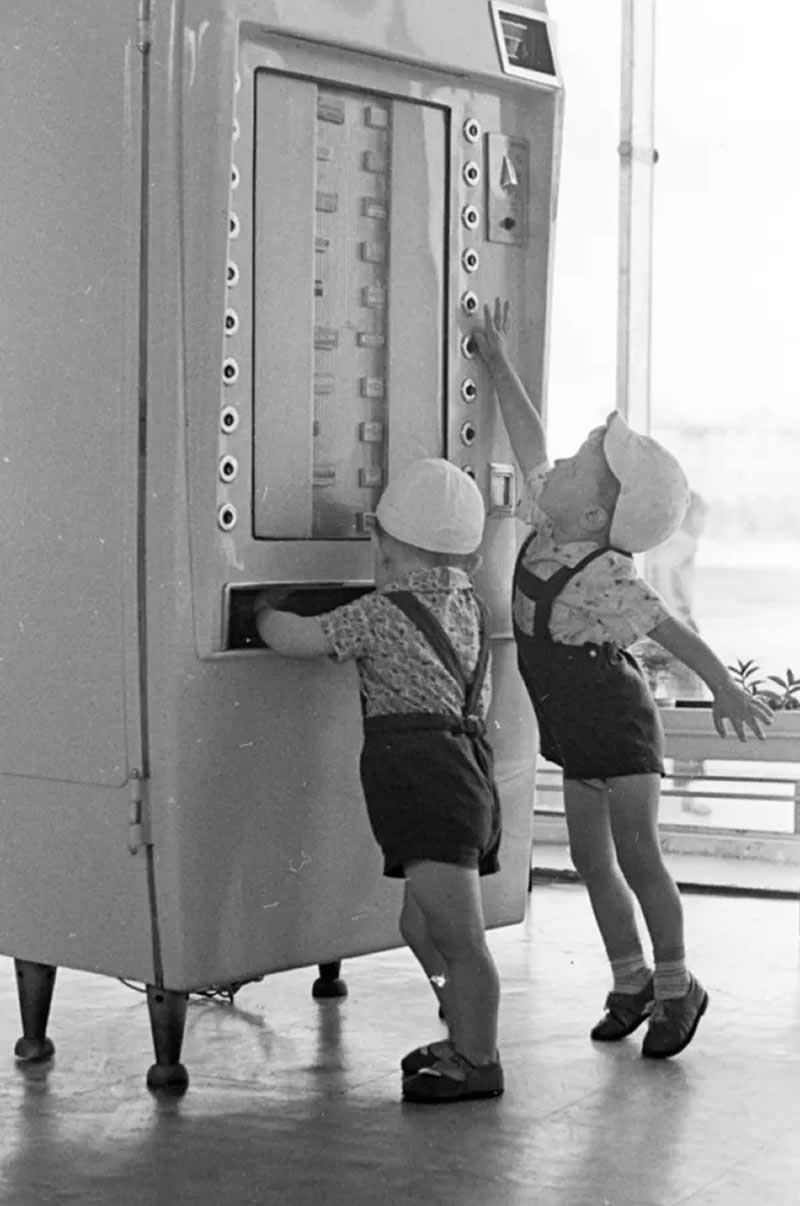 Vladimir Lagrange - A Master Photographer Who Captured the Soul of Soviet Life
