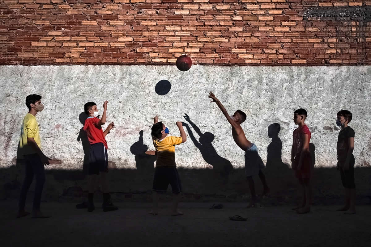 Award-Winning Street Photos of Urban Photography Awards