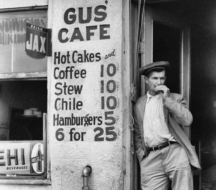 Gus' Cafe in Waco, Texas, 1939.