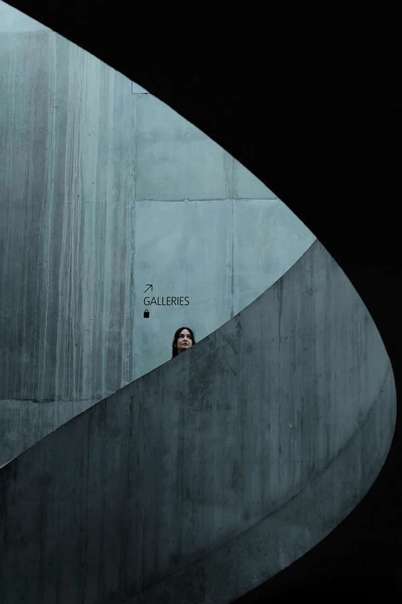 Looking Back by Marco Wilm - 2025 Minimalist Photography Awards Street Winners