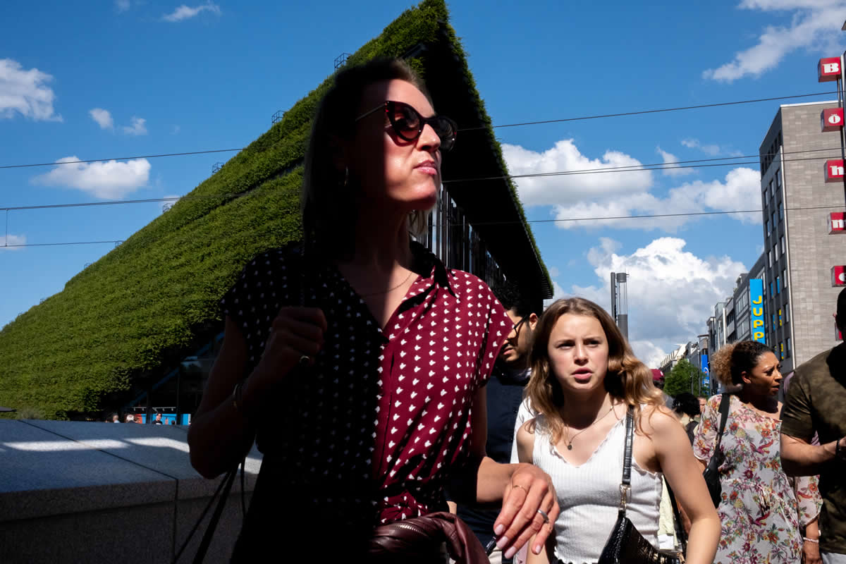 30 Captivating Street Photographs by Meera Nerurkar That Celebrate Spontaneity and Serendipity