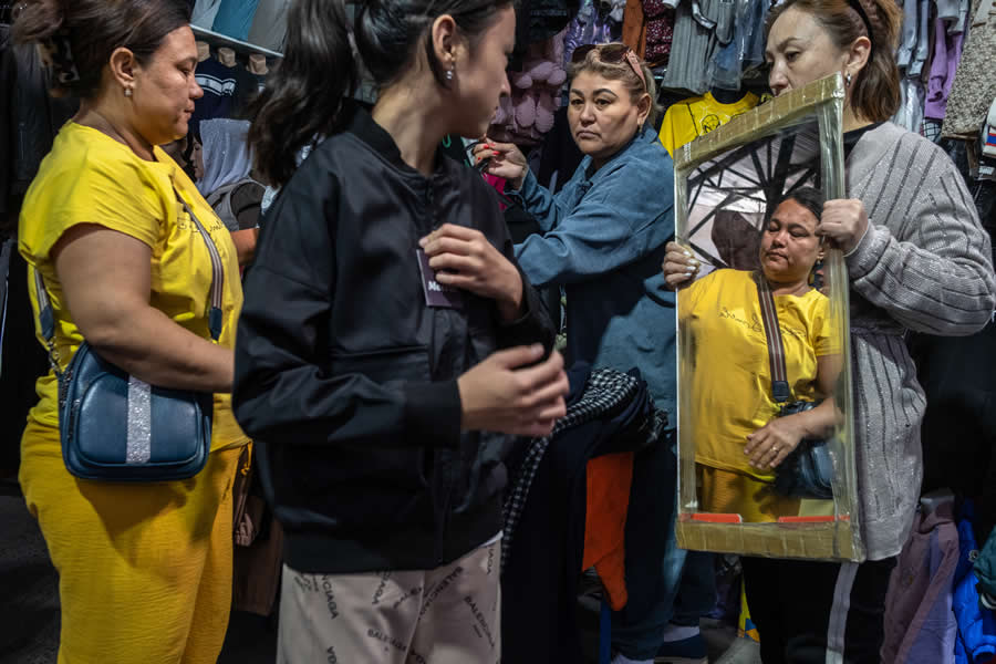 Inspiring Street Photography by Ora Buerkli