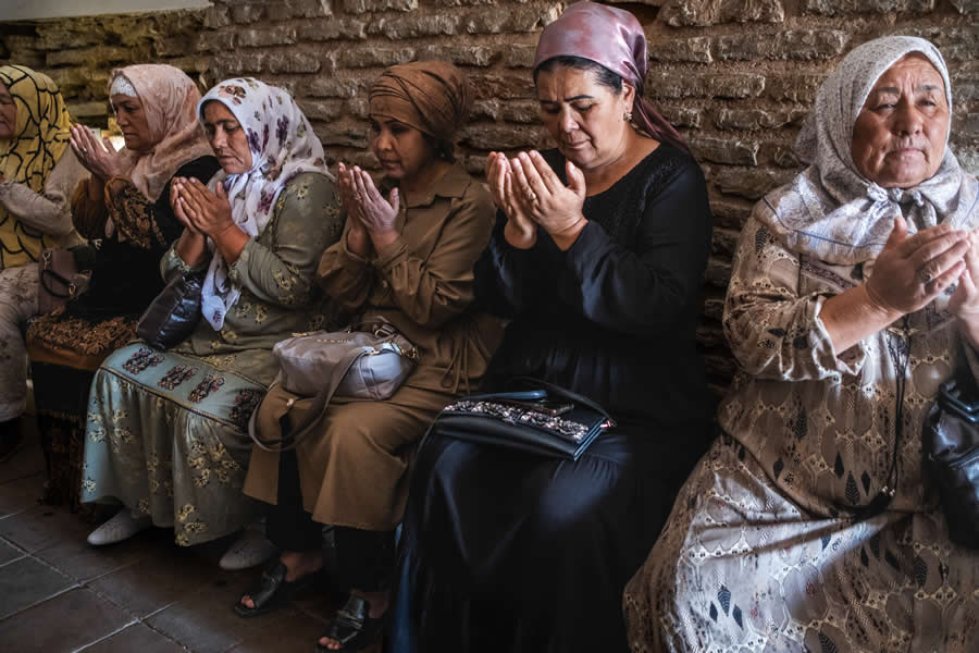 Inspiring Street Photography by Ora Buerkli