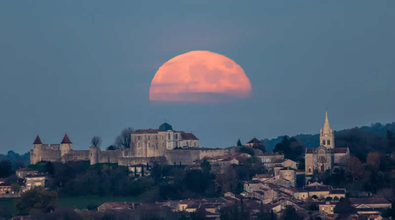 Moonrise Over Villebois-Lavalette by Flavien Beauvais - 2025 Astronomy Photographer of the Year Awards