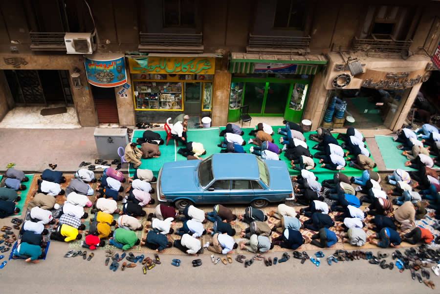 Balanced Dissonance in Cairo by Giulio Ferracuti, Germany - LensCulture Street Photography Awards 2025 Winners