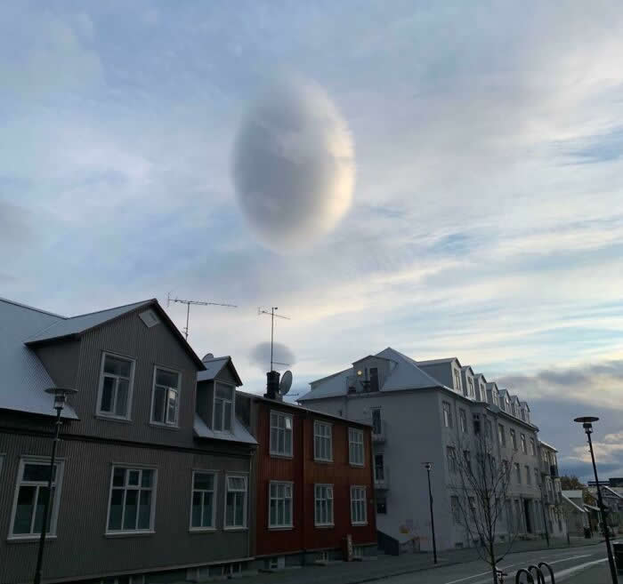 An Oval Like Cloud Spotted Over Reykjavík Iceland This Morning - Mind-Bending Photos You Won’t Believe