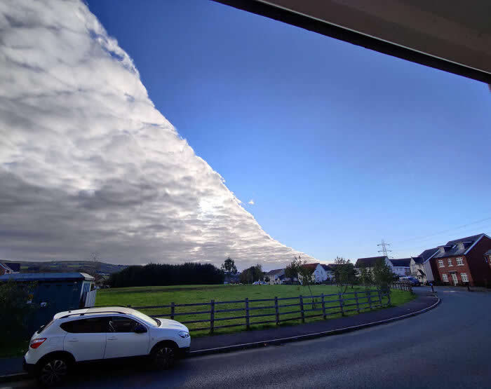 Clouds Over Swansea, Wales This Morning - Mind-Bending Photos You Won’t Believe