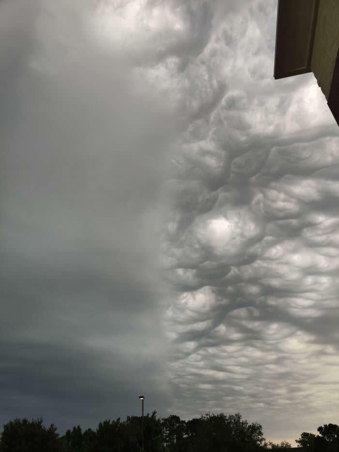 Caught This Interesting Contrast In Cloud Formations Today - Mind-Bending Photos You Won’t Believe