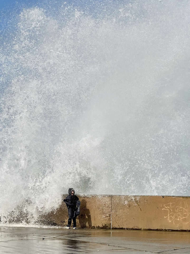 Wave Hug by Chenyu Zhang - Mobile Photography Awards Winners