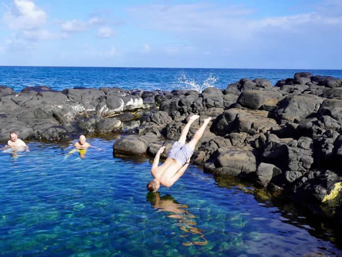 Man dives headfirst into shallow waters - Perfectly Timed Photos Moments before disaster