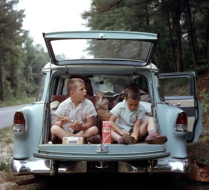 Brunch Along The Road While Traveling In 1957, Before Fast Food Options Existed - Throwback Vacation Photos Goold Old Days