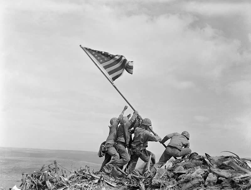 Raising the Flag on Iwo Jima (1945) - Powerful Photos That Froze Iconic Moments in History