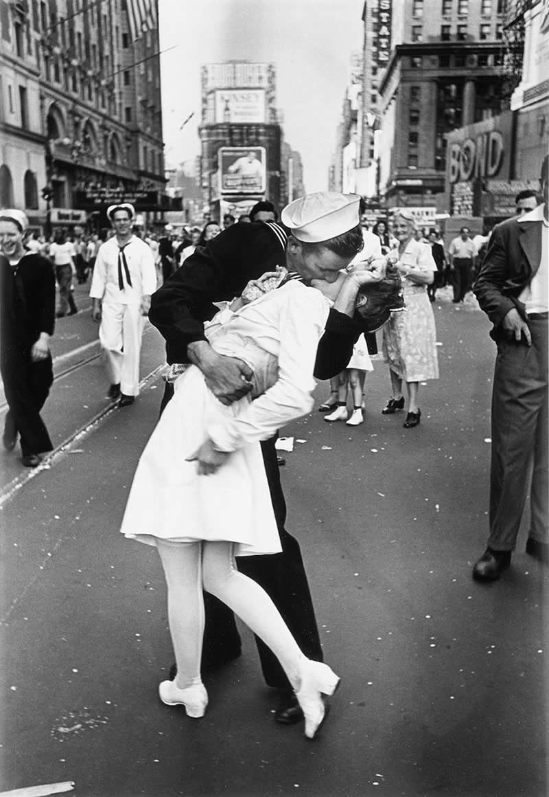 V-J Day Kiss in Times Square (1945) - Powerful Photos That Froze Iconic Moments in History