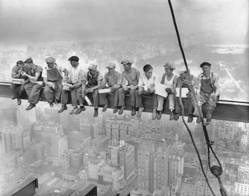 Lunch Atop a Skyscraper (1932) - Powerful Photos That Froze Iconic Moments in History