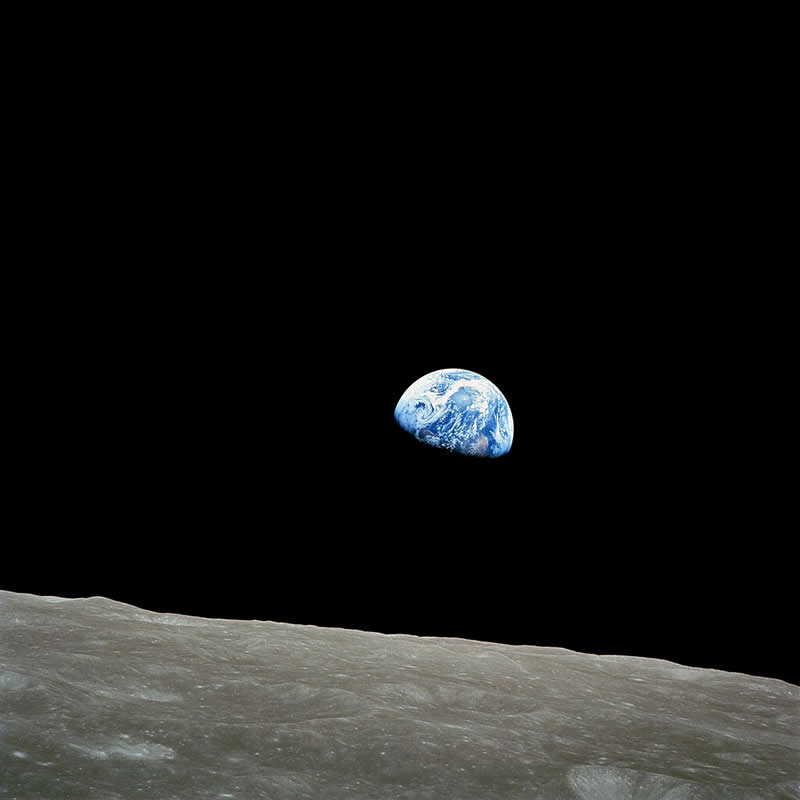 Earthrise (1968) - Powerful Photos That Froze Iconic Moments in History