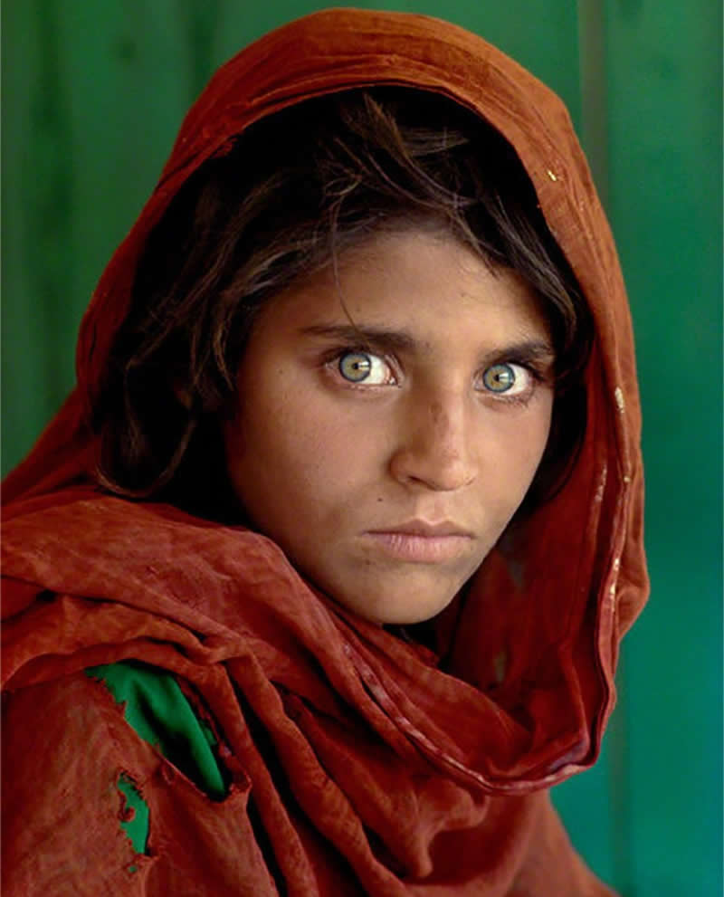 Afghan Girl (1984) - Powerful Photos That Froze Iconic Moments in History
