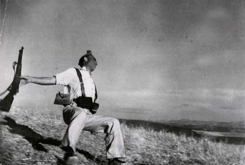 The Death of A Loyalist Soldier (1936) - Powerful Photos That Froze Iconic Moments in History