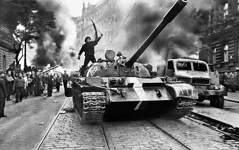 The Man on the Tank in Prague (1968) - Powerful Photos That Froze Iconic Moments in History