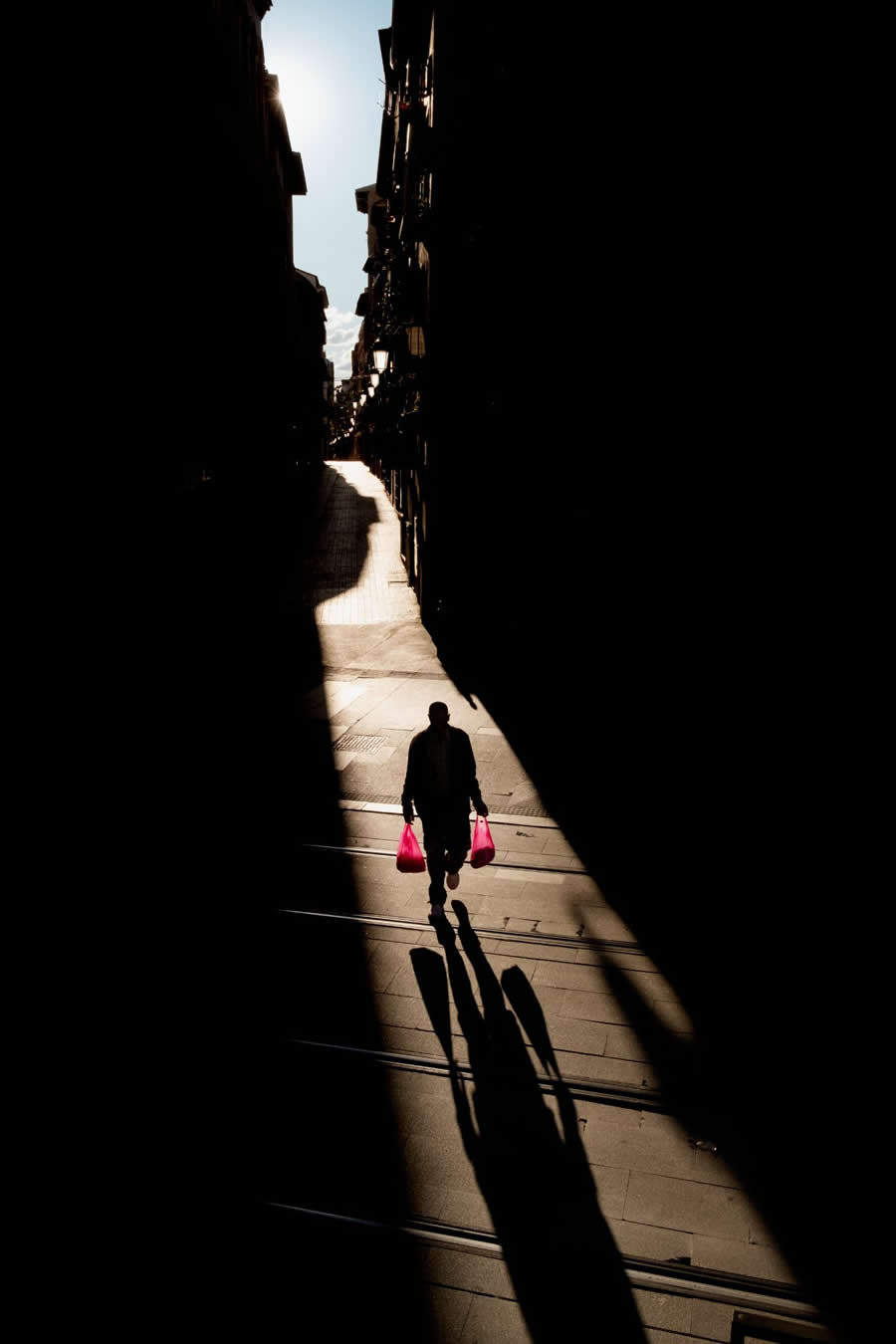Portador by Joaquín Pastor Genzor, Spain - Pure Street Photography Awards 2025 Winners