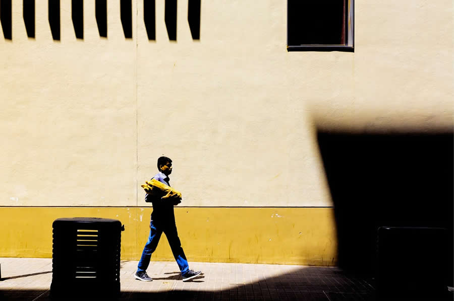 Street Photos by Josep Fabrega Agea That Reveal the Beauty of Light, Geometry, and Color